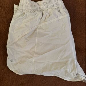 Track That Mid-Rise Lined Short 5” (lululemon)